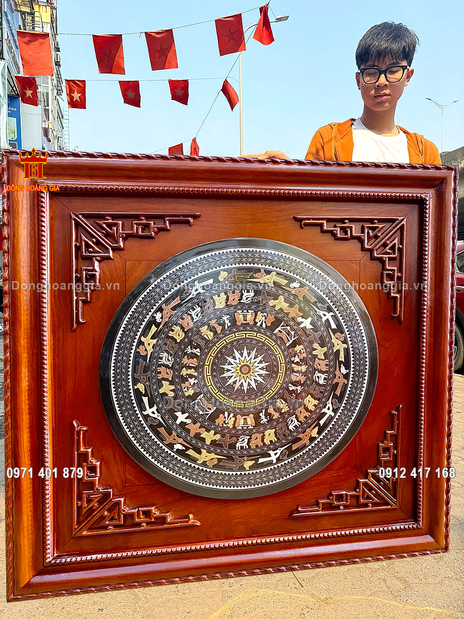 Tranh trống đồng được đúc hoàn toàn thủ công truyền thống